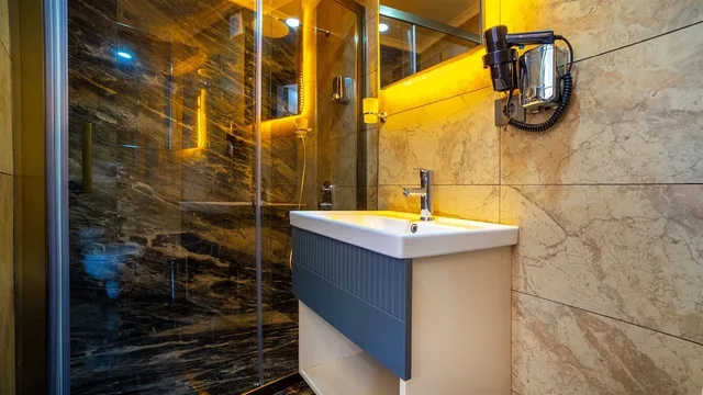 غرفة قياسية رباعية بسرير مزدوج وسريرين منفصلين بإطلالة على المدينة بغرفة نوم واحدة، Blue Marina Hotel & SPA 5/5