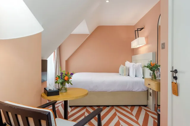 Room, King and Twin Beds, The Relais Cooden Beach 2/3