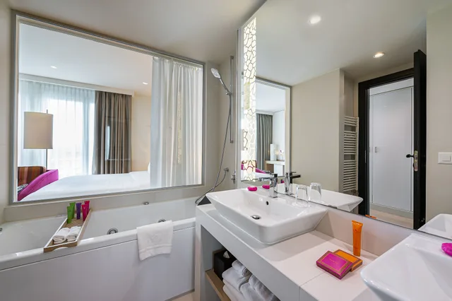 Ambassador, Suite, Lake View, Terrace، Hotel N Vy 2/2