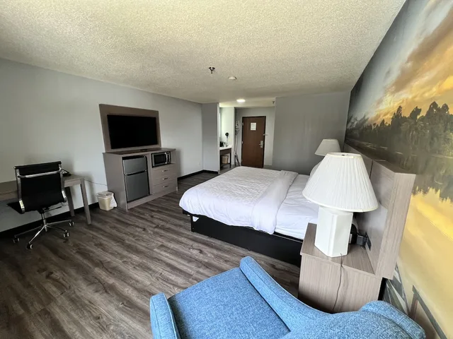 غرفة قياسية بسرير كينج، Clarion Pointe on the lake Clarksville-South Hill West 10/10