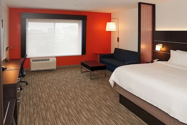 جناح بسرير كينج مع أريكة، Holiday Inn Express Suites Denver Aurora Medical Campus 2/5