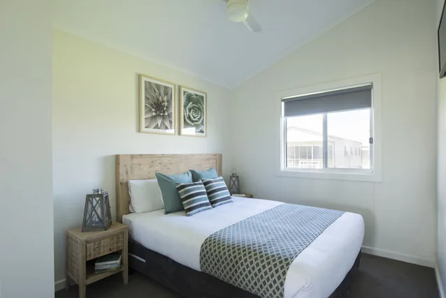 Deluxe, Cabin, 1 Queen and 2 Bunk Beds, Big4 West Beach Parks 1/4