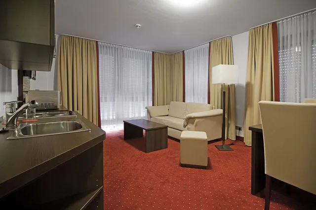 جناح استوديو بسريرين منفصلين وسرير كينج بغرفة نوم واحدة مع أريكة، HIB Hotel in Baesweiler 1/4