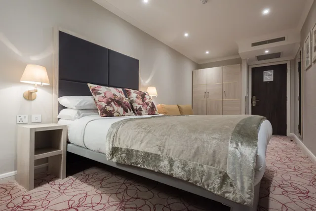 غرفة عائلية بسرير مزدوج وسرير فردي، Blandford Hotel 1/6