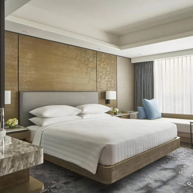 غرفة بسرير كينج بإطلالة على المسبح مع دخول صالة النادي، YOGYAKARTA MARRIOTT HOTEL 1/5