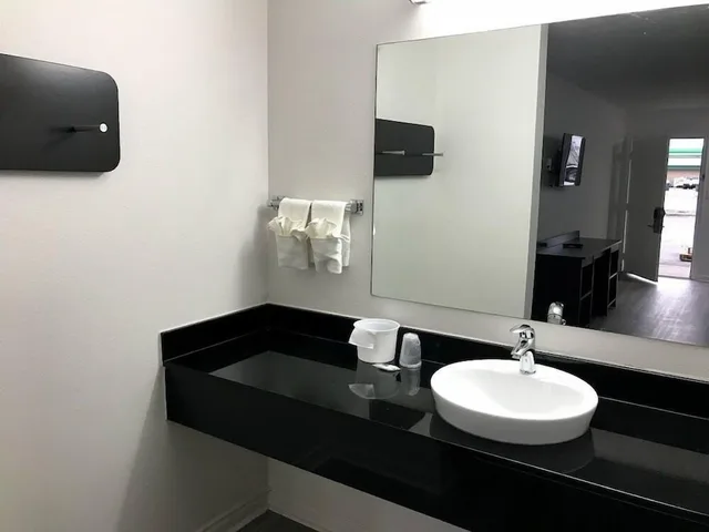غرفة ديلوكس بسرير كينج للمدخنين، Motel6 Metropolis, IL 7/8