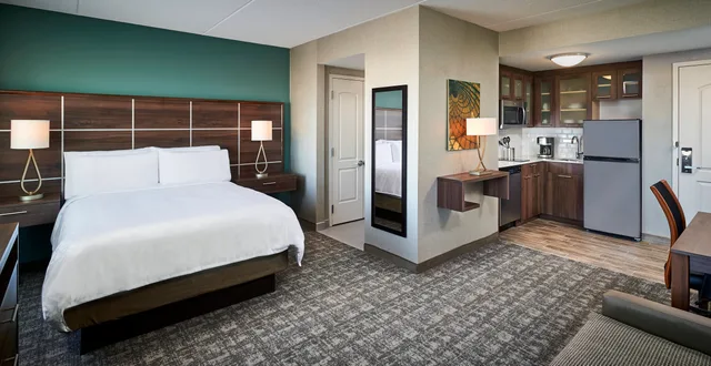 جناح استوديو بسرير كوين لذوي الإعاقة، STAYBRIDGE SUITES NIAGARA-ON-THE-LAKE 1/4