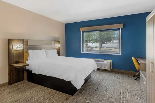 غرفة قياسية بسرير كينج لذوي الإعاقة، Holiday Inn Express Fallon 1/3