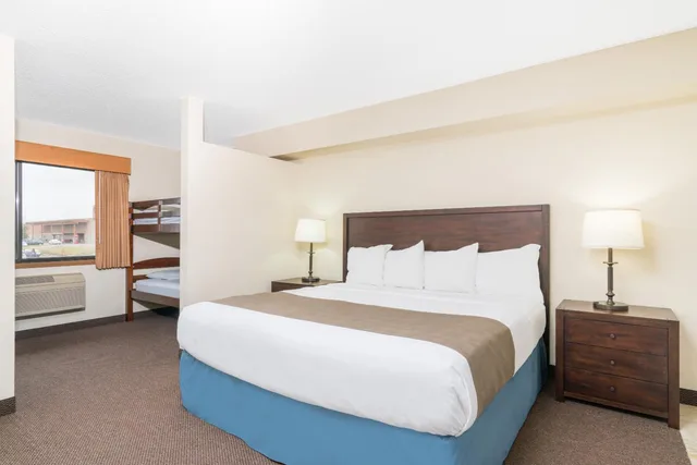 جناح بسرير كينج بغرفتي نوم مع أريكة، Days Inn & Suites by Wyndham Baxter Brainerd Area 2/3