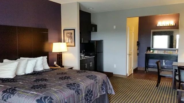 Deluxe, King Bed, Studio6 Beeville, TX 2/10