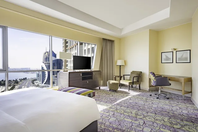 غرفة تنفيذية بسرير كينج بإطلالة على البحر، Qabila Westbay Hotel by Marriott 2/3