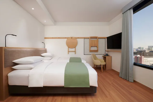 غرفة بسرير فردي بإطلالة على المدينة، Moxy Seoul Insadong 2/9