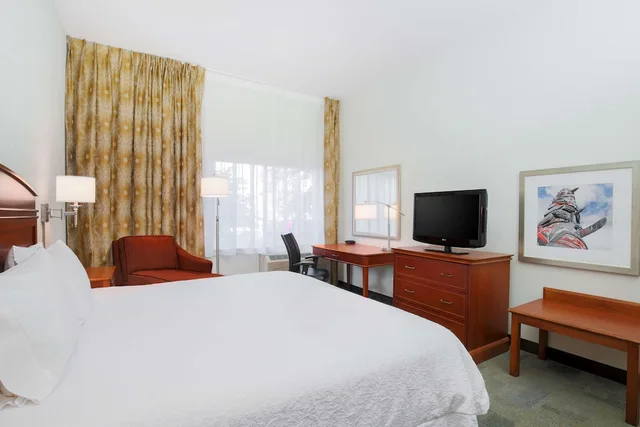 غرفة قياسية بسرير كينج بمطبخ صغير، Hampton Inn Anchorage 1/8