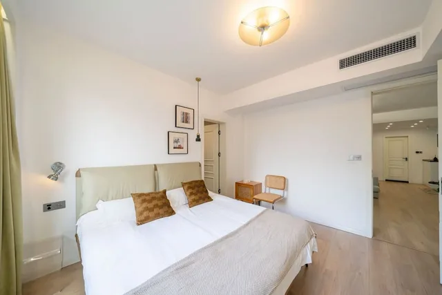 Senior, Apartment, 2 Queen Beds, Book and Bed-People's Square 4/10