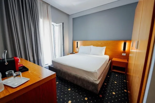 جناح ديلوكس بسرير كوين وسرير فردي بإطلالة على البحر بشرفة، Agimi And S Hotel 2/5