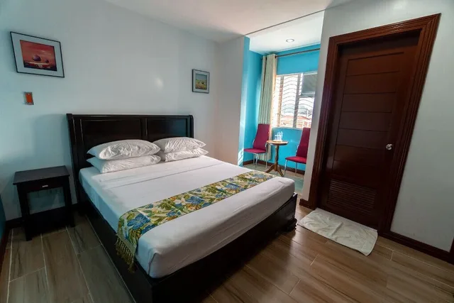 Deluxe, Queen Bed, One Averee Bay Hotel 2/3