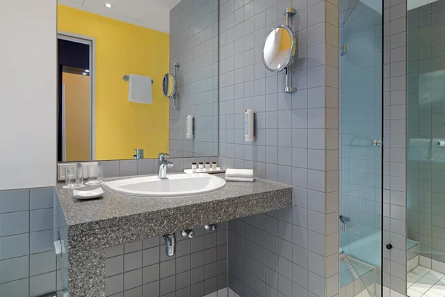 غرفة كلاسيكية بسرير كوين، Sheraton Hannover Pelikan Hotel 3/4