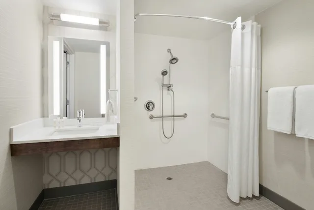 غرفة بسريرين كوين لذوي الإعاقة، Hilton Garden Inn Cincinnati Northeast 2/2