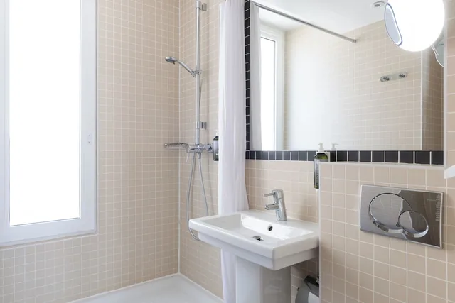 Room, Queen Bed, Eiffel View، Palm Astotel 3/3