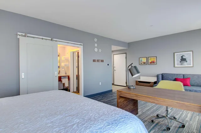 جناح استوديو بسرير كينج مع أريكة لذوي الإعاقة، Hampton Inn Suites Portland Me 3/5