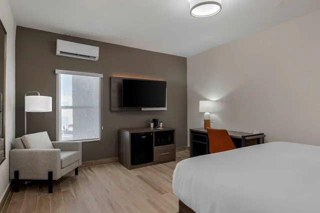 غرفة قياسية بسرير كينج، Comfort Inn South Padre Island Central 2/5