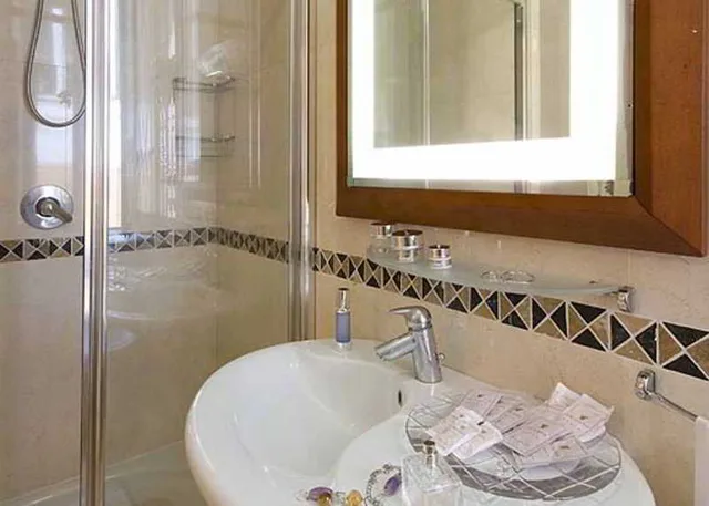 Upgrade, Double and Twin Beds، Comfort Hotel Bolivar 2/3