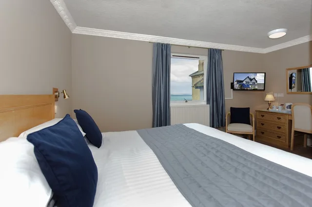 غرفة قياسية بسرير كينج بإطلالة على البحر، New Holmwood Hotel 2/4