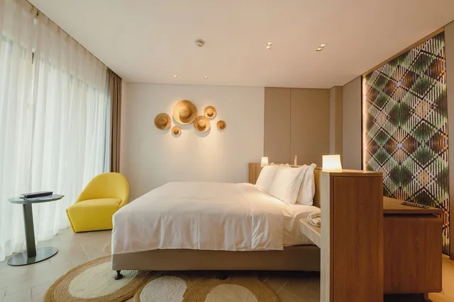 1 Bedroom, Suite, King Bed, Living Area, Holiday Inn Resort Qionghai Guantang 1/5