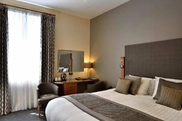 Superior, Queen Bed, Queens Court Hotel 1/4
