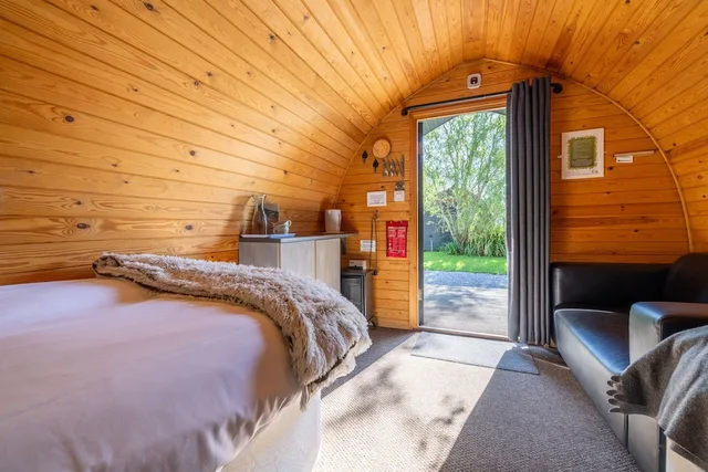 Posh Pod, King Bed, Shared Bathroom، The Little Hide - Grown Up Glamping 1/6