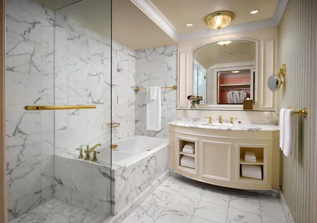 غرفة بريميوم بسرير كينج، The Grand America Hotel 3/6