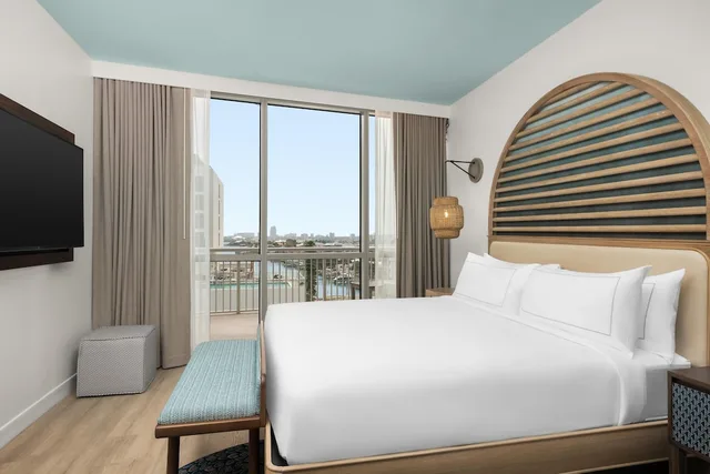 2 Bedrooms, Grand, Suite, 2 King Beds, Parlor, Sofa, Balcony، The Hiatus Clearwater Beach Curio Collection by Hilton 1/5