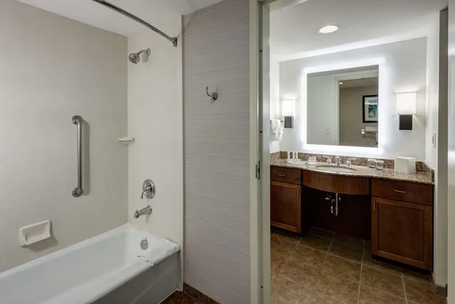جناح بسرير كينج وسريرين كوين بغرفتي نوم، Homewood Suites by Hilton Denton 7/8