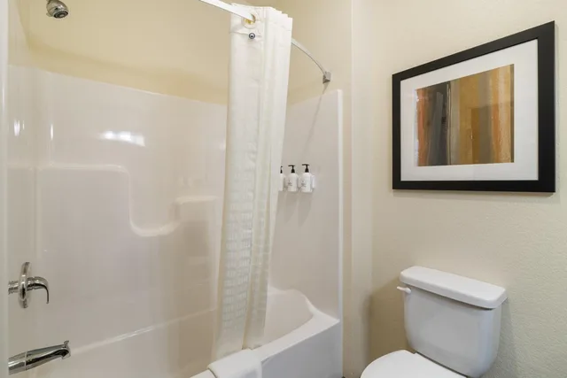 غرفة قياسية بسرير كوين، Cobblestone Hotel & Suites - Alpine 6/7