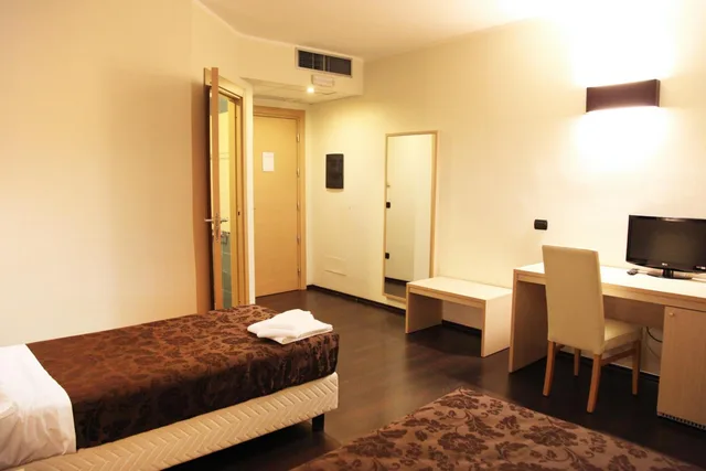 غرفة بسريرين منفصلين بحمام خاص، Hotel Sogni D Oro Airport Formerly Hotel Morgan 6/10