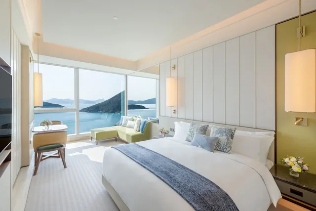 غرفة بسرير كينج على البحر مباشرة، The Fullerton Ocean Park Hotel Hong Kong 1/2