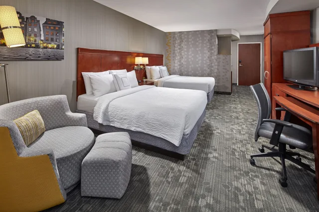 غرفة بسريرين كوين بإطلالة، Courtyard By Marriott Anaheim Resort Convention Center 3/7