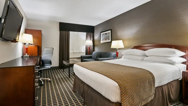 غرفة قياسية بسرير كوين مع أريكة، Best Western Airport Inn Calgary 2/4