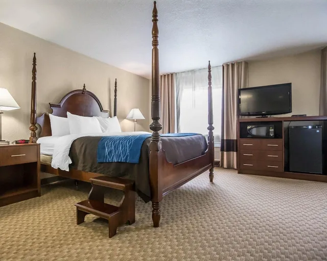 غرفة قياسية بسرير كينج مع أريكة، Candlewood Suites Dixon by IHG 1/2