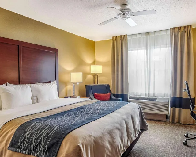 غرفة بسرير كوين لذوي الإعاقة، Comfort Inn and Suites Grafton Cedarburg 1/1