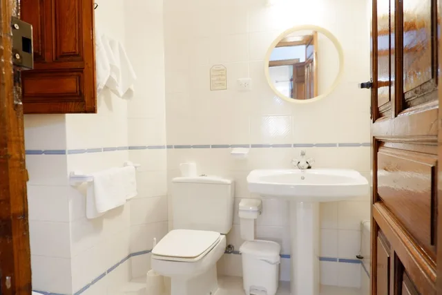 غرفة قياسية رباعية بسرير مزدوج وسريرين منفصلين، Central Hotel 2/2