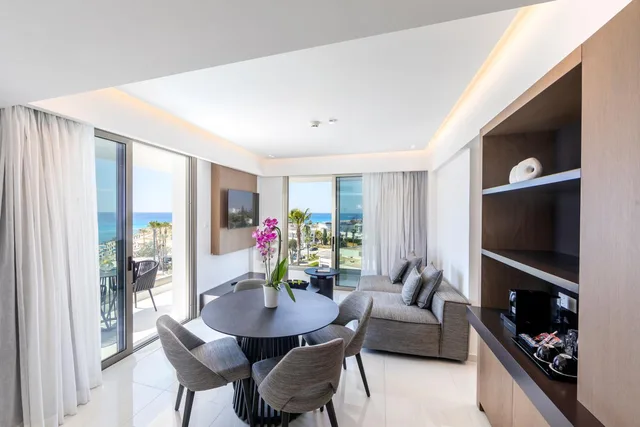 جناح تنفيذي بسرير كوين مع أريكة، Pavlo Napa Beach Hotel 6/10