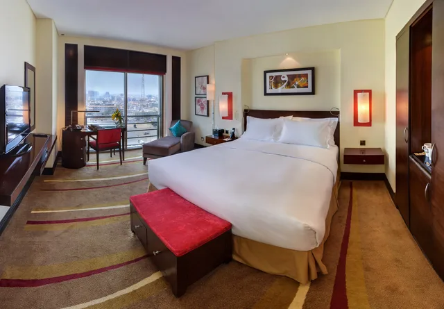 جناح بريستيج بسرير كينج بإطلالة على البحر، فندق سوفيتل كورنيش الخبر(Sofitel Al Khobar the Corniche) 1/7
