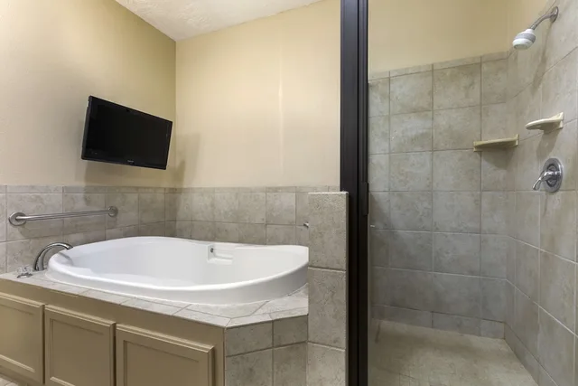 غرفة قياسية بسرير كينج بحوض جاكوزي، Best Western Franklin Town Center Hotel & Suites 3/3