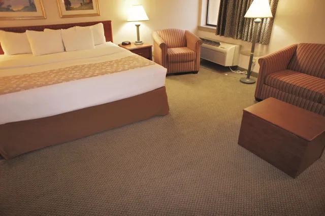 Suite, King Bed, La Quinta Inn By Wyndham Indianapolis Airport Executive Drive 2/2