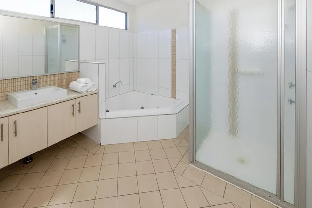 2 Bedrooms, Spa, Deluxe, Villa, King and Twin Beds, Garden View, Jetted Tub، Middleton Beach Holiday Park 3/3