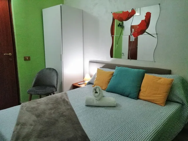 Basic, Single, Double Bed, Roman Holidays Hostel 4/5