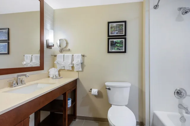 غرفة قياسية بسريرين كوين، Comfort Inn & Suites At Crossplex Village 7/10