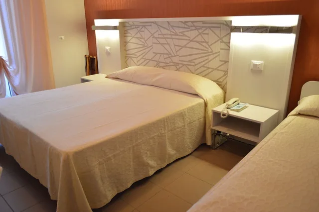 غرفة كومفورت رباعية بسرير مزدوج وسرير بطابقين، Hotel Villa Paola 1/2