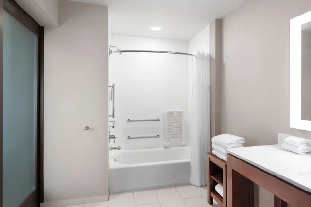 Room, King Bed, Accessible, Courtyard by Marriott Seattle SeaTac Airport 6/6